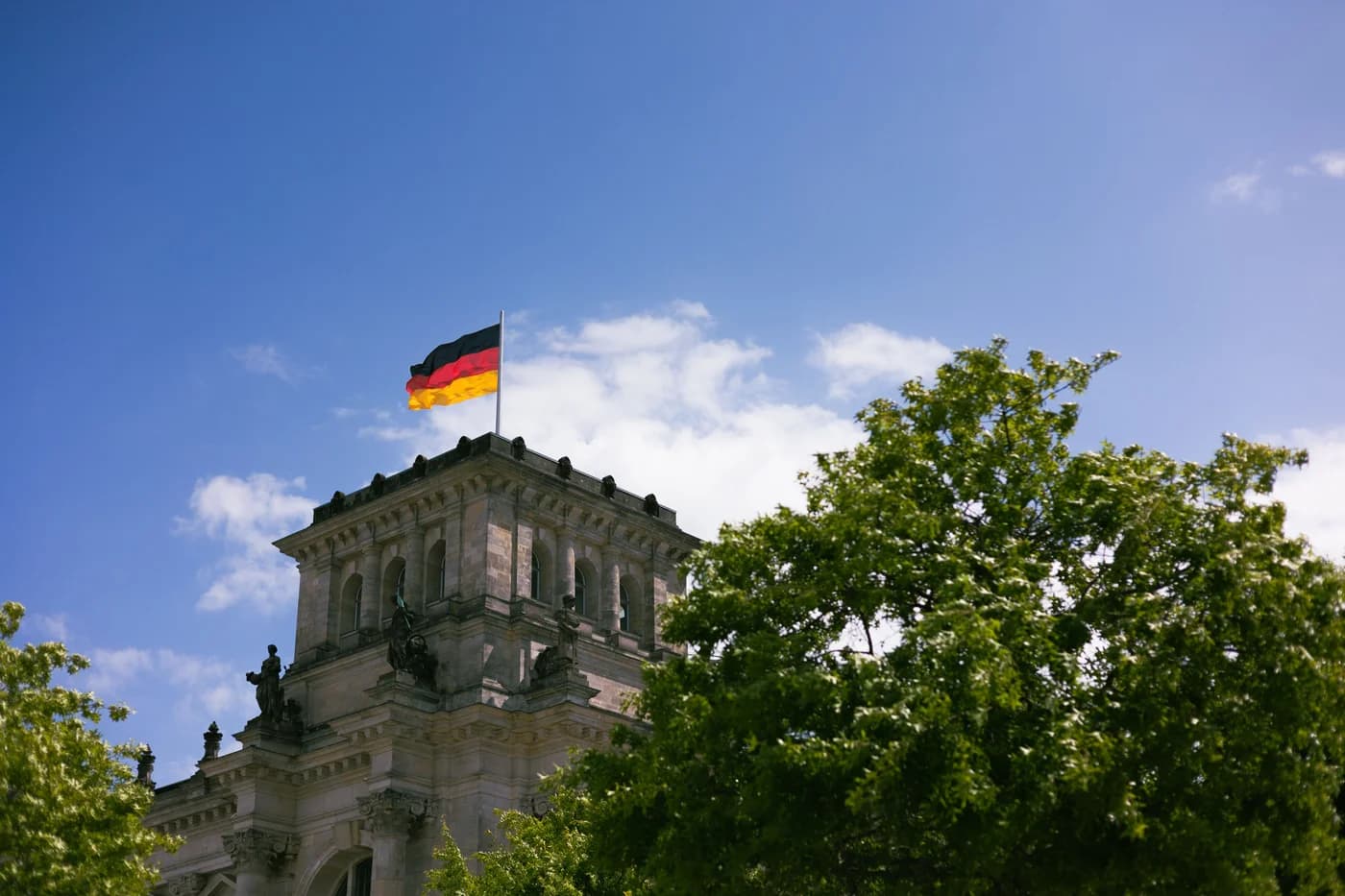 Reichstagsgebäude in Berlin mit wehender Deutschlandfahne